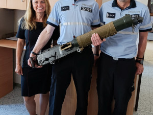 FOTO: Muž přinesl policistům historický kulomet. Byl v originálním stavu a s bednou