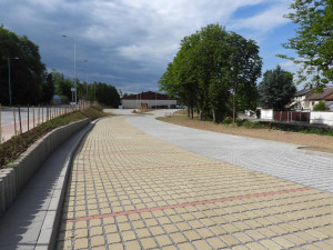 FOTO: Pelhřimov dokončil parkoviště u řeky Bělá, lidé tam mohou chodit přes brod