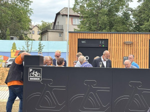 FOTO: Pelhřimov dokončil parkoviště u řeky Bělá, lidé tam mohou chodit přes brod