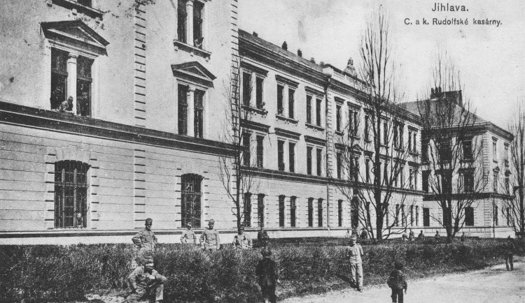 Vojáci v oknech. Jihlavská Rudolfova kasárna za časů panování císaře Františka Josefa I. V mírových letech domov pěti stovek vojáků, za mimořádných událostí jich byly i dva tisíce.  Reprofoto: archiv Stanislava Jelínka