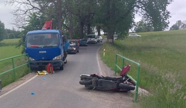 Motorkář s téměř dvěma promile havaroval, do jihlavské nemocnice letěl vrtulníkem