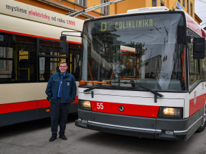 ROZHOVOR: Červený trolejbus je jihlavskou legendou. Petr Příhoda si Karkulku koupil