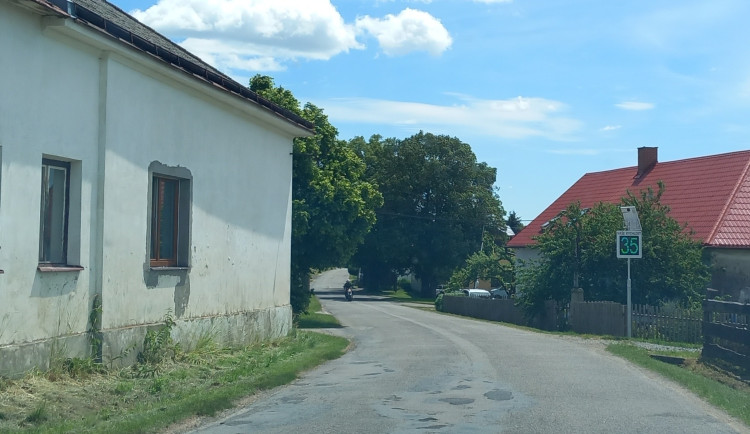 Rychlost v Jeclově nově hlídají radary. Řidiči zpomalili, těší starostu
