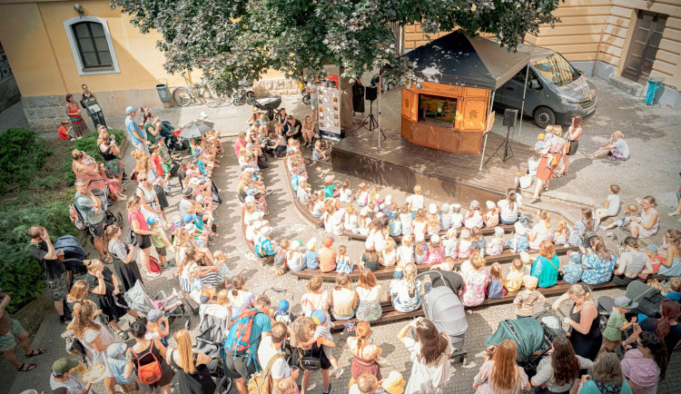 Průvodce festivalem Regiony: Noční busy zdarma, platby kartou i program pro děti