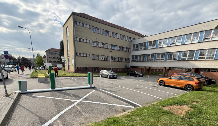 Nemocnice Jihlava nabízí veřejnosti nové parkoviště, které hlídá závora.