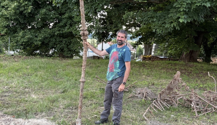 Ve Větrném Jeníkově bagrista vykopal hromadu železa. Může jít o historickou fontánu