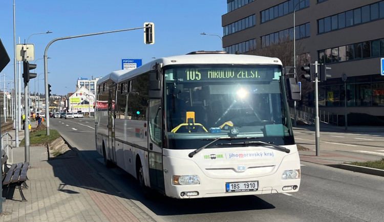 Horké dny, přísnější kontroly. Kraj hlídá zapnuté klimatizace v autobusech v vlacích