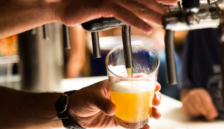 Co pít v horku? Nevhodný je alkohol či kofein, sladké či přechlazené nápoje