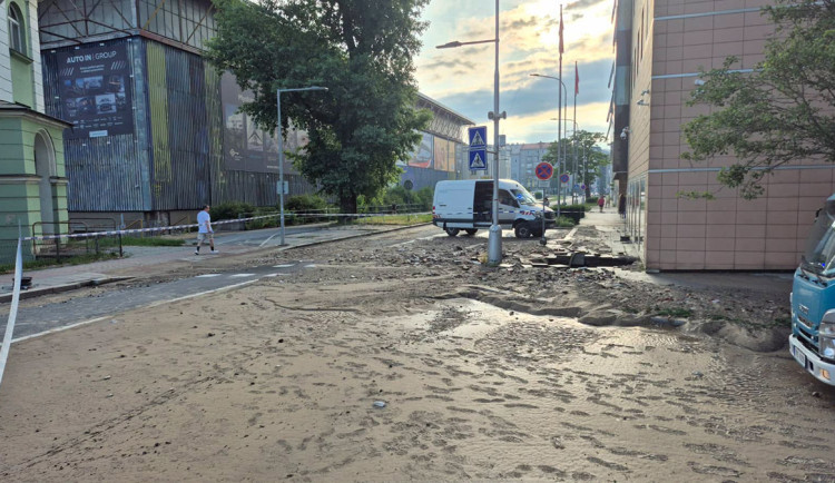 Bahno u magistrátu, sucho v kohoutcích. V Olomouci prasklo páteřní potrubí vodovodu
