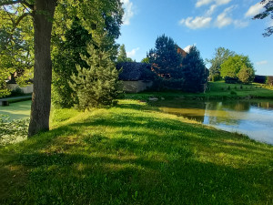 FOTO: Zelený rybník v Bradle bude minulostí, nahradí ho odpočinkové místo s lavičkami