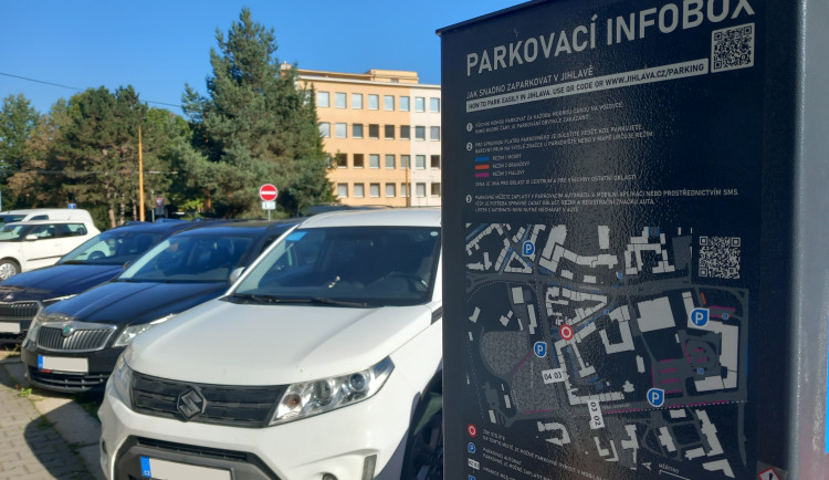 KVÍZ: V Jihlavě se stojí za modrou čárou. Jak se orientuje v parkovacím systému?