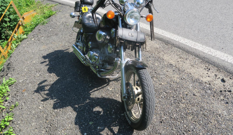 Motorkář se v Lučanech lekl protijedoucího auta. Prudce zabrzdil a havaroval