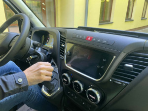 FOTO: V novoměstské nemocnici rozváží jídlo elektromobil, stál přes dva miliony