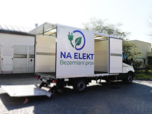 FOTO: V novoměstské nemocnici rozváží jídlo elektromobil, stál přes dva miliony