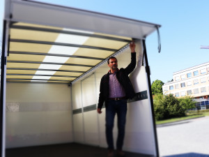 FOTO: V novoměstské nemocnici rozváží jídlo elektromobil, stál přes dva miliony