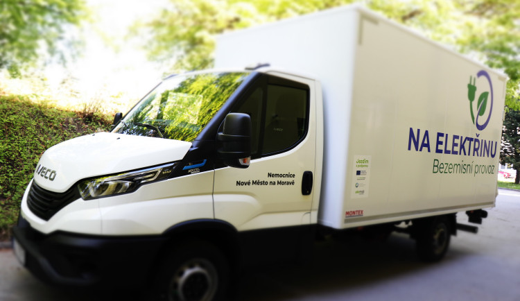 FOTO: V novoměstské nemocnici rozváží jídlo elektromobil, stál přes dva miliony