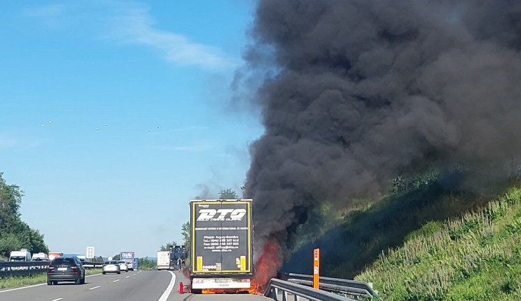 Požár nákladního auta u Řehořova komplikoval večerní provoz na dálnici