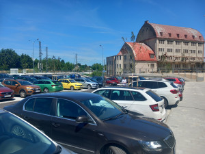 Parkování v Jihlavě XXXVII.: Parkoviště u nádraží není jen pro cestující vlakem