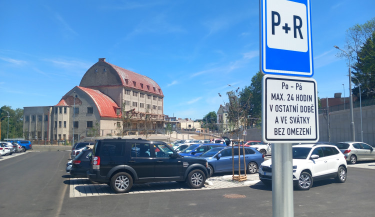 Parkování v Jihlavě XXXVII.: Parkoviště u nádraží není jen pro cestující vlakem