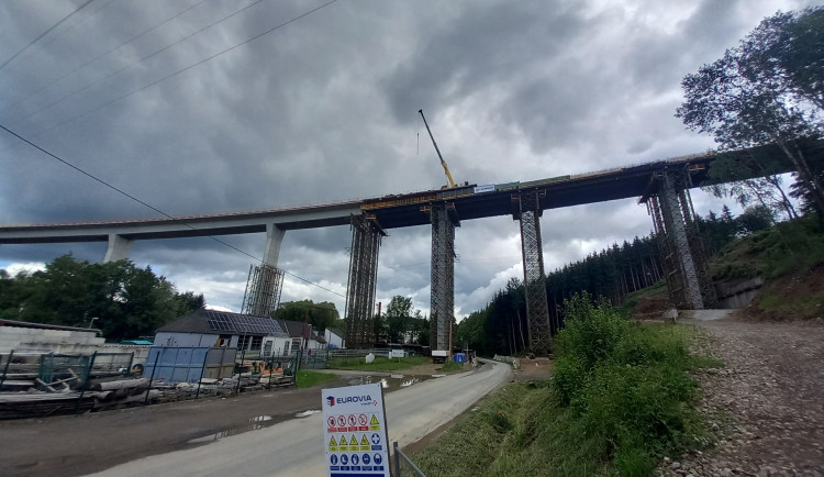Práce na obchvatu Brtnice pokračují i v extrémním vedru. Pracovníci se střídají
