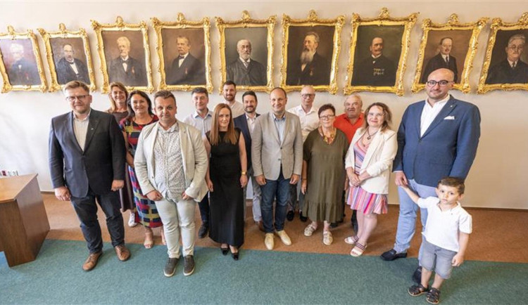 Ceny Rady města Jihlavy převzali Jarmila Daňková (třetí zprava), Michaela Musilová (pátá zprava), Dalibor Pituch (první zprava) a Marek Skřivánek (šestý zprava).