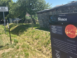 VIDEO: Na rozloučenou. Deváťáci v Dolní Cerekvi vybudovali unikátní Planetární stezku