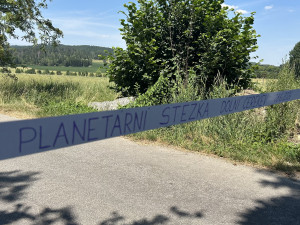 VIDEO: Na rozloučenou. Deváťáci v Dolní Cerekvi vybudovali unikátní Planetární stezku