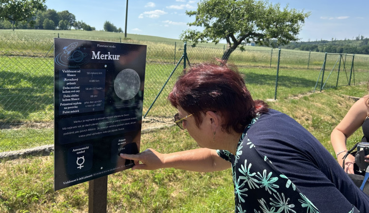Na rozloučenou. Deváťáci v Dolní Cerekvi vybudovali unikátní Planetární stezku