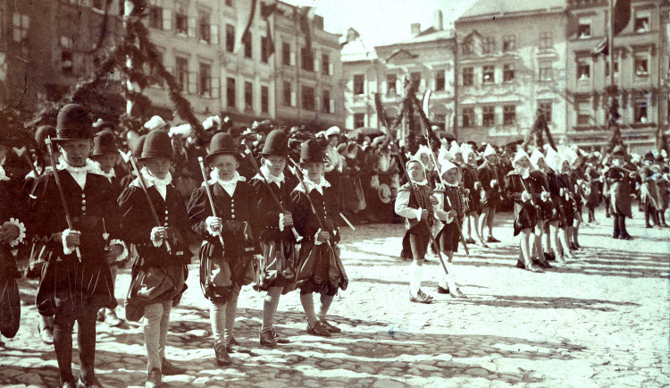 Mladí účastníci havířského průvodu v kostýmech v severozápadní části jihlavského náměstí. Kolem roku 1900.