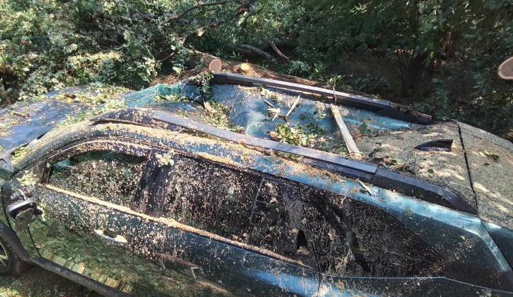 Další den, další bouřky. V Jihlavě spadl strom na auto, od poledne se hasiči nezastaví