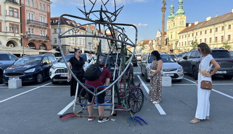 Kovová socha na Velkém náměstí budí vášně. Cílem má být oživení prostoru