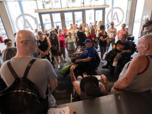 Lidé s handicapem přišli na prohlídku Horácké arény. Řešila se i její bezbariérovost