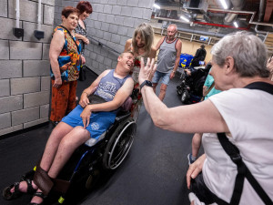Lidé s handicapem přišli na prohlídku Horácké arény. Řešila se i její bezbariérovost