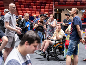 Lidé s handicapem přišli na prohlídku Horácké arény. Řešila se i její bezbariérovost