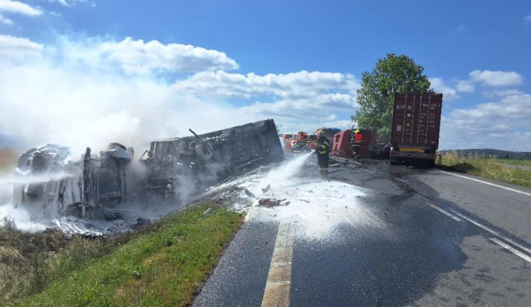 Vážná nehoda u Štoků. Na místě došlo k požáru dvou nákladních vozidel