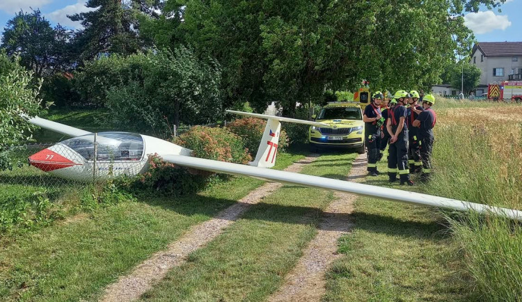 Kluzák havaroval u rodinného domu. Při přistání skončil v živém plotě