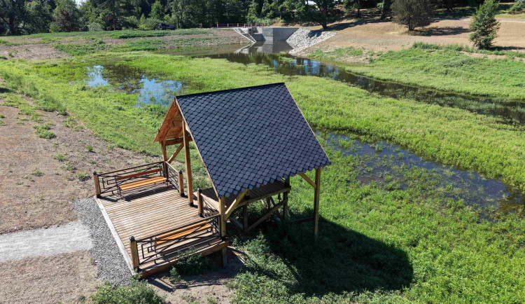Lodičky a překvapení v Dračí jeskyni. Otevření revitalizovaného parku v Čechách pod Kosířem se blíží