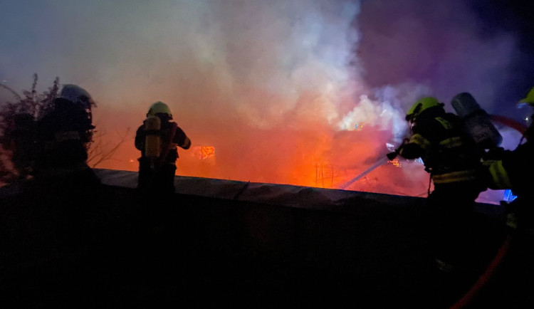 V Bystrci hořel rodinný dům. Škody jsou v milionech, dva hasiči se zranili