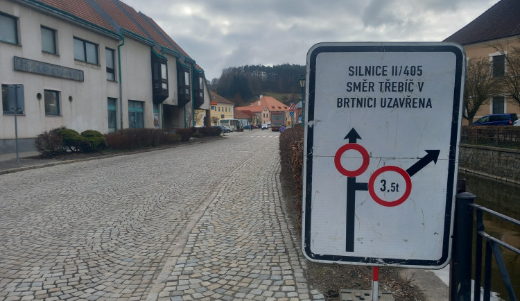 Brtnice je odříznutá od světa. S cestou na Jihlavu pomáhají místním povolenky