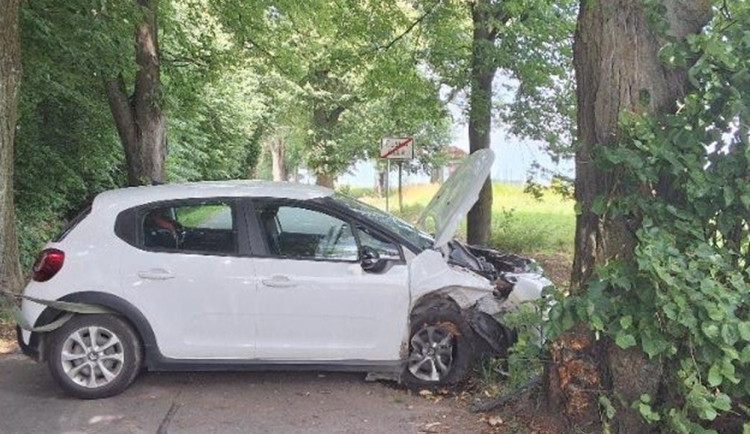 Kritické úterý pro řidičky. Do stromu narazily u České Bělé i u Třesova