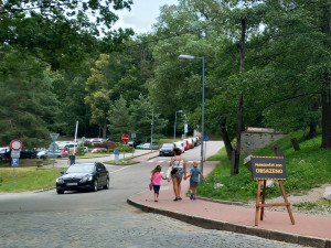 Parkování v Jihlavě XXXVIII.: Návštěvníci zoo mohou nechat své auto také v okolí