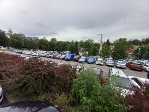 Parkování v Jihlavě XXXVIII.: Návštěvníci zoo mohou nechat své auto také v okolí