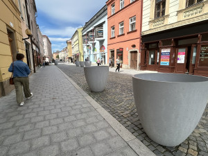 Ještě prázdné květináče v ulici Benešova, foto z 7.7.2026