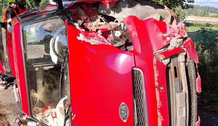 Řidič nebyl připoutaný, auto se s ním převrátilo a skončil v nemocnici