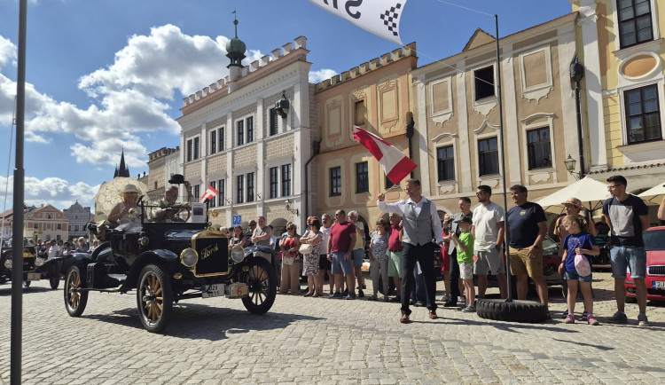 Náměstí v Telči dnes zaplnilo šest desítek předválečných automobilů