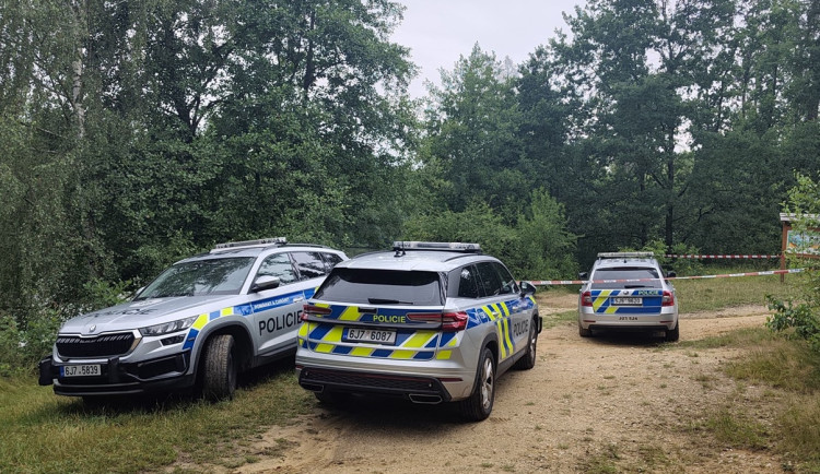 VIDEO: Osobní věci byly na břehu, muž se ztratil. Policisté žádají o pomoc veřejnost