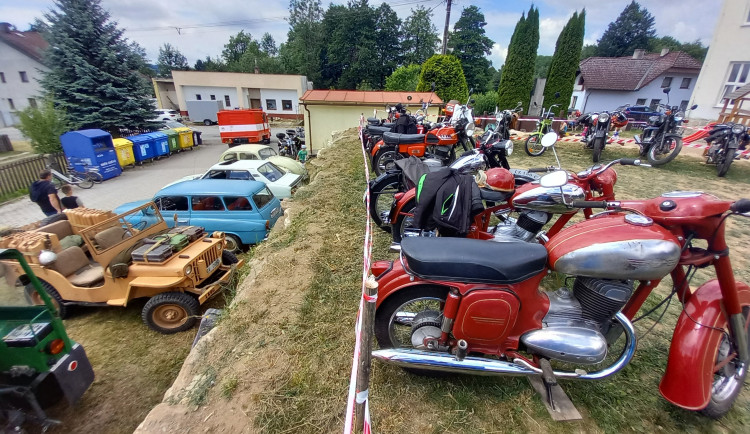 FOTO, VIDEO: Sraz historických vozidel v Šimanově přilákal více než dvě stě strojů