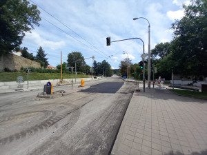 FOTO: Při opravě průtahu stále fungují semafory a Citypark má parkování zadarmo