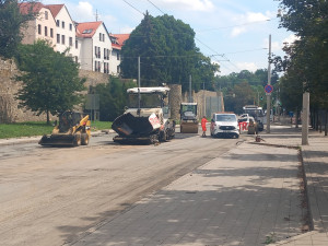 FOTO: Při opravě průtahu stále fungují semafory a Citypark má parkování zadarmo