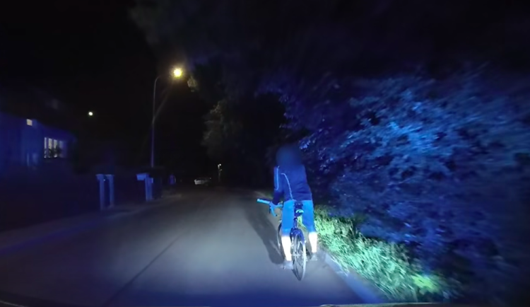Cyklista kličkoval po silnici, za ním jeli strážníci. Nadýchal dvě promile